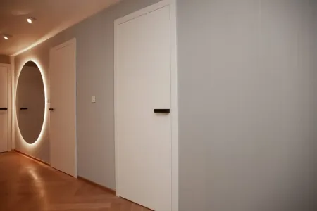 SIMPLY 1, Alpská bíla, reverzní dveře, klika MP-kování GORDO